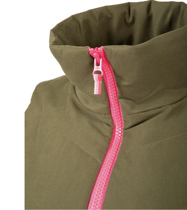 Pirdie Twilight Golf Vest in Olive Green - a closeup of the zipper with accents in hot pink