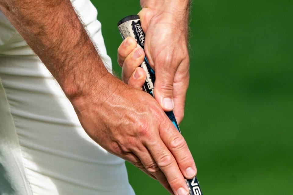 Claw putting grip demonstration.